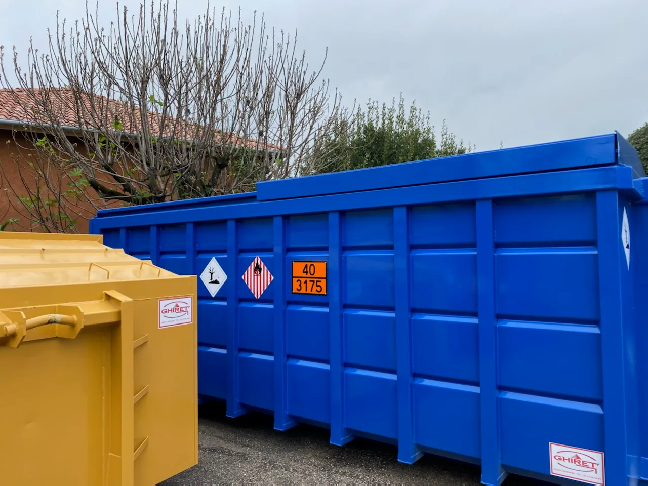 Benne container bleue Trident Piscine Mobile vue de face, portes ouvertes