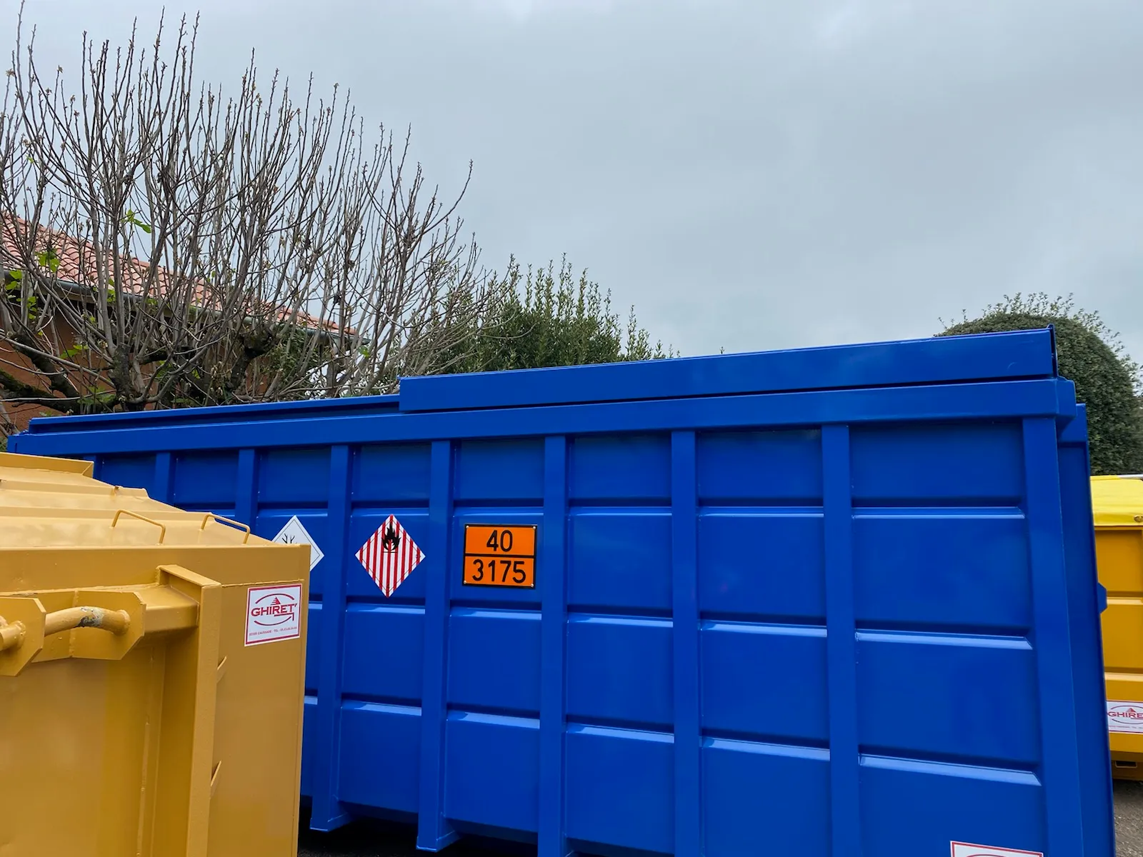 Benne container Trident Piscine Mobile vue de trois quarts arrière