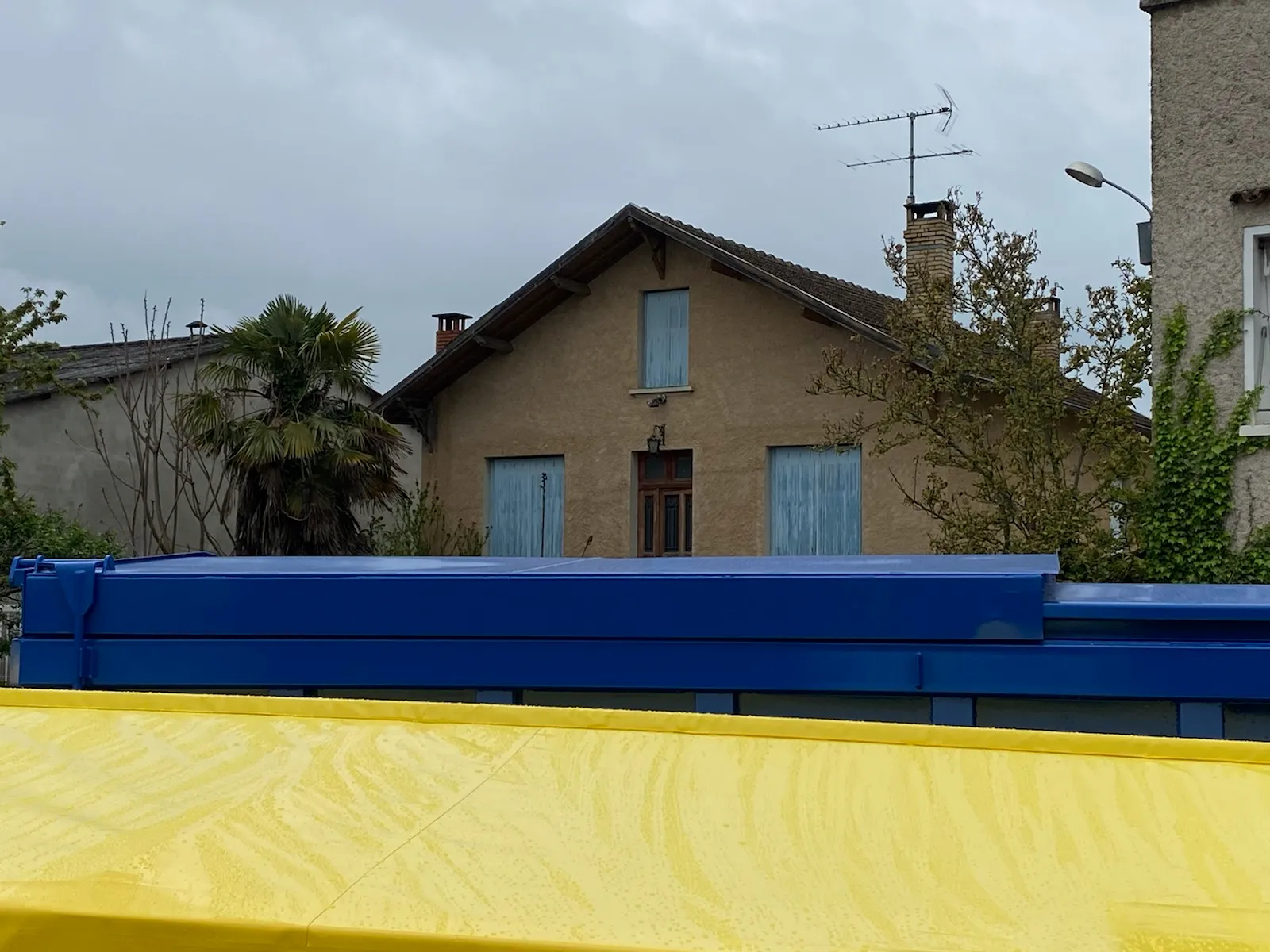 Benne container bleue Trident Piscine Mobile vue de profil avant habillage bois