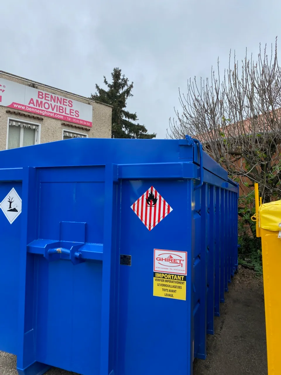 Ensemble de bennes containers Trident Piscine Mobile en cours de préparation