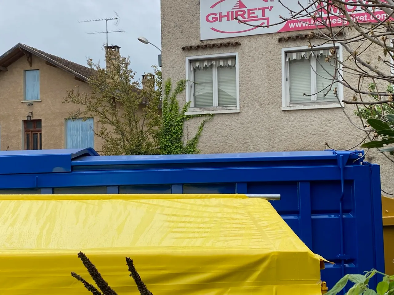 Livraison de la benne container pour piscine mobile Trident par camion ampliroll sur chantier