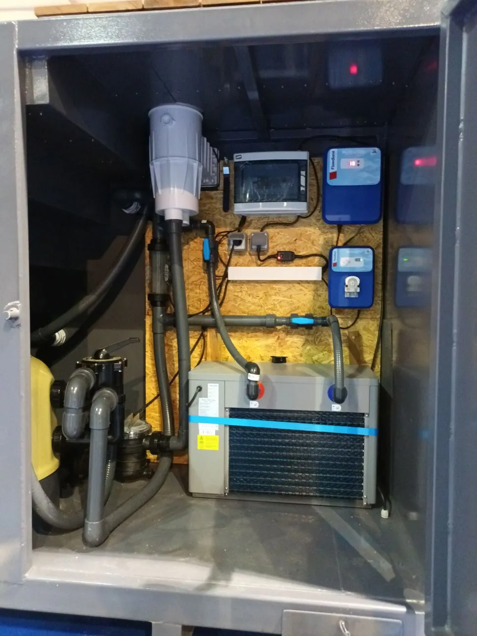 Coffret de filtration intégré d'une piscine mobile Trident Piscine : pompe, filtre, doseurs électroniques
