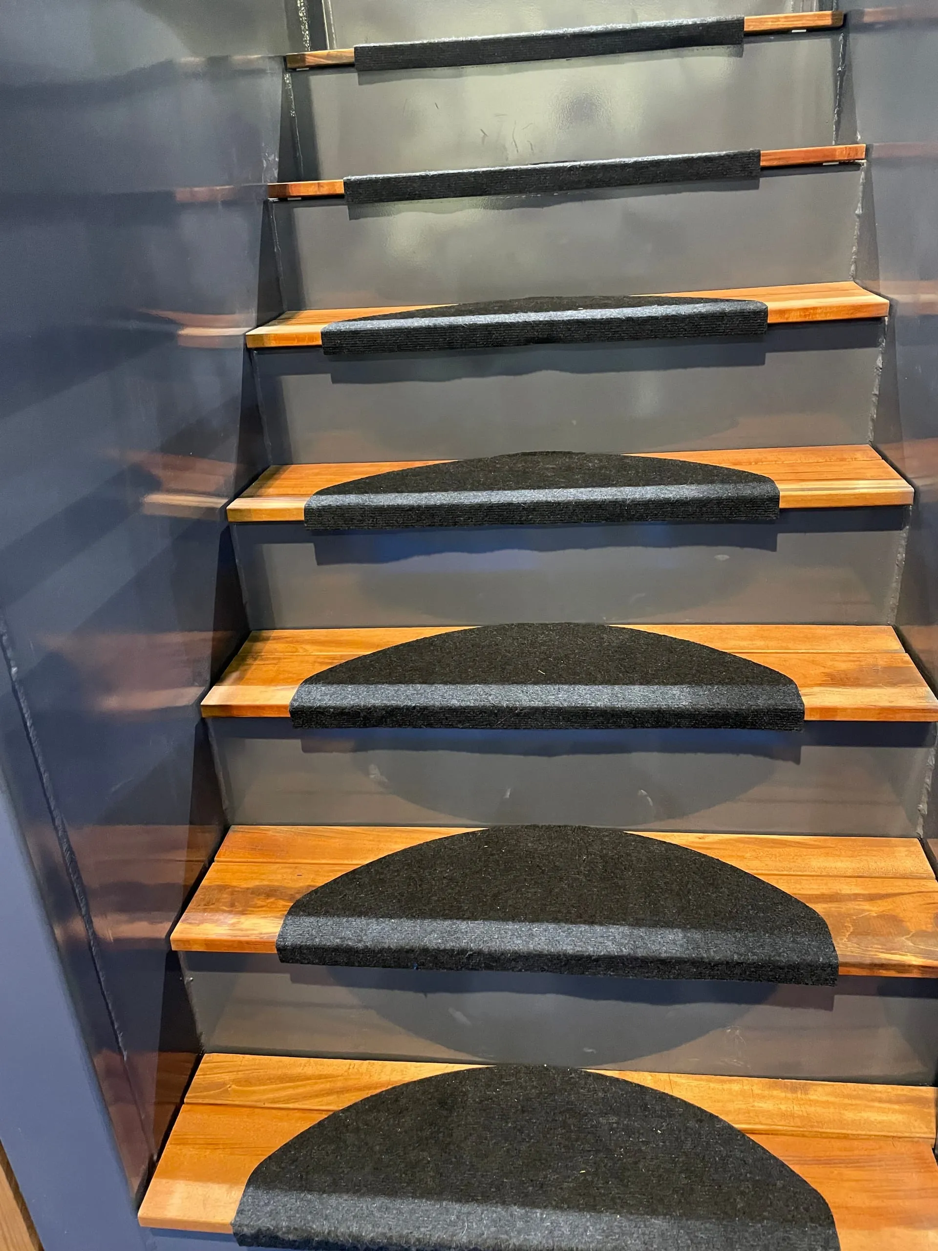 Détail des marches en bois de l'escalier d'accès d'une piscine mobile Trident