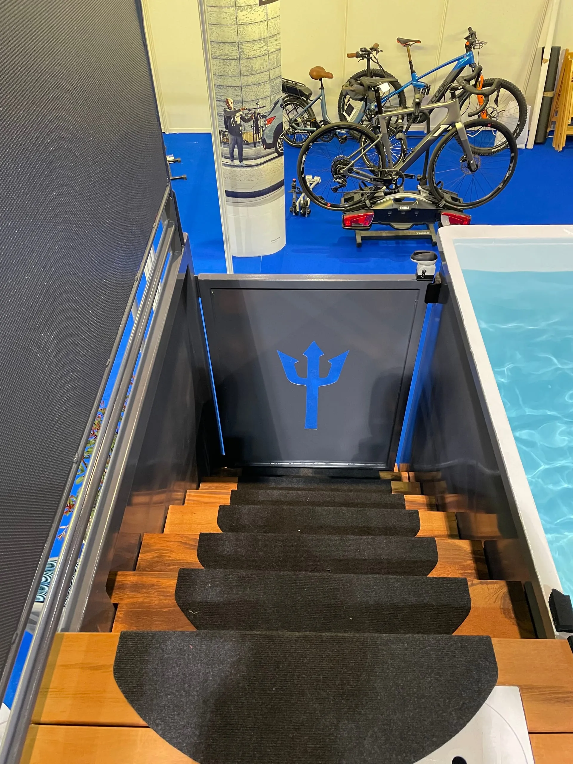 Escalier en bois et portillon de sécurité d'une piscine container Trident Piscine