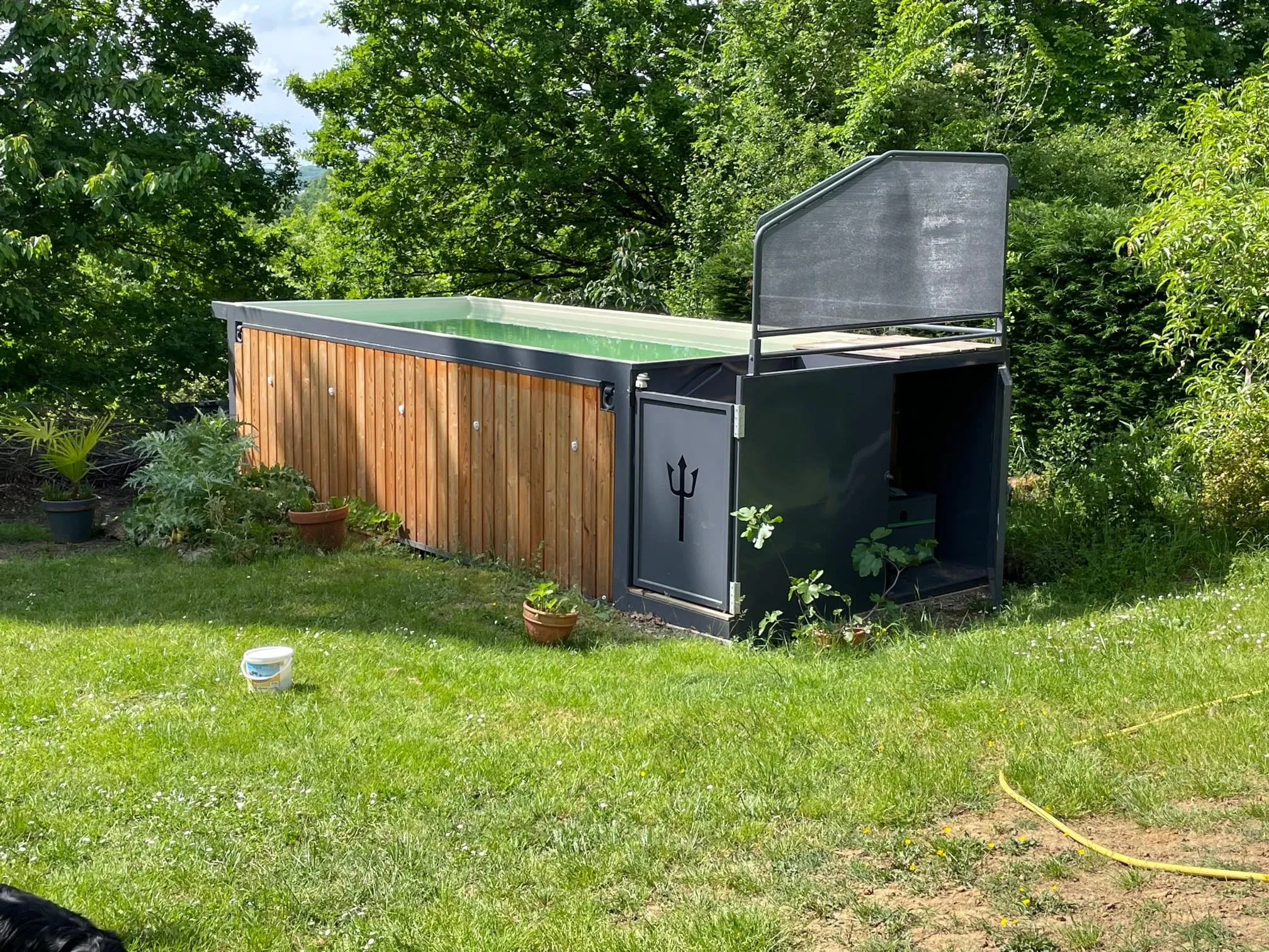 Piscine container mobile Trident installée dans un jardin particulier