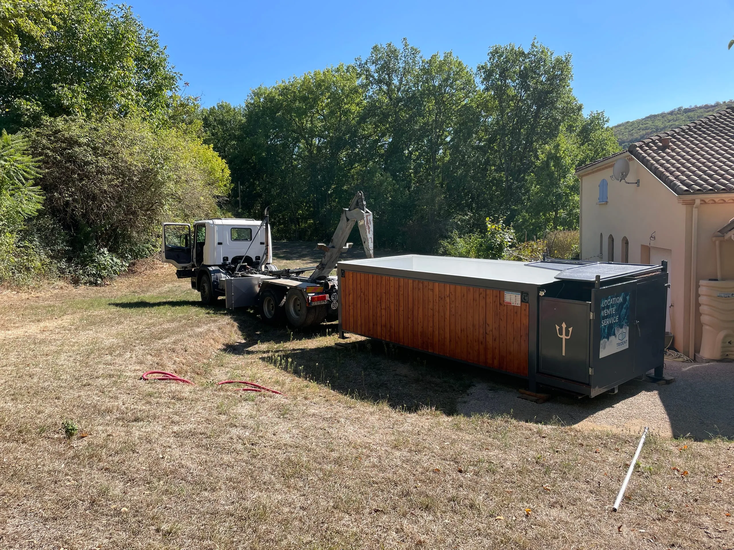 Livraison d'une piscine container mobile Trident Piscine chez un particulier