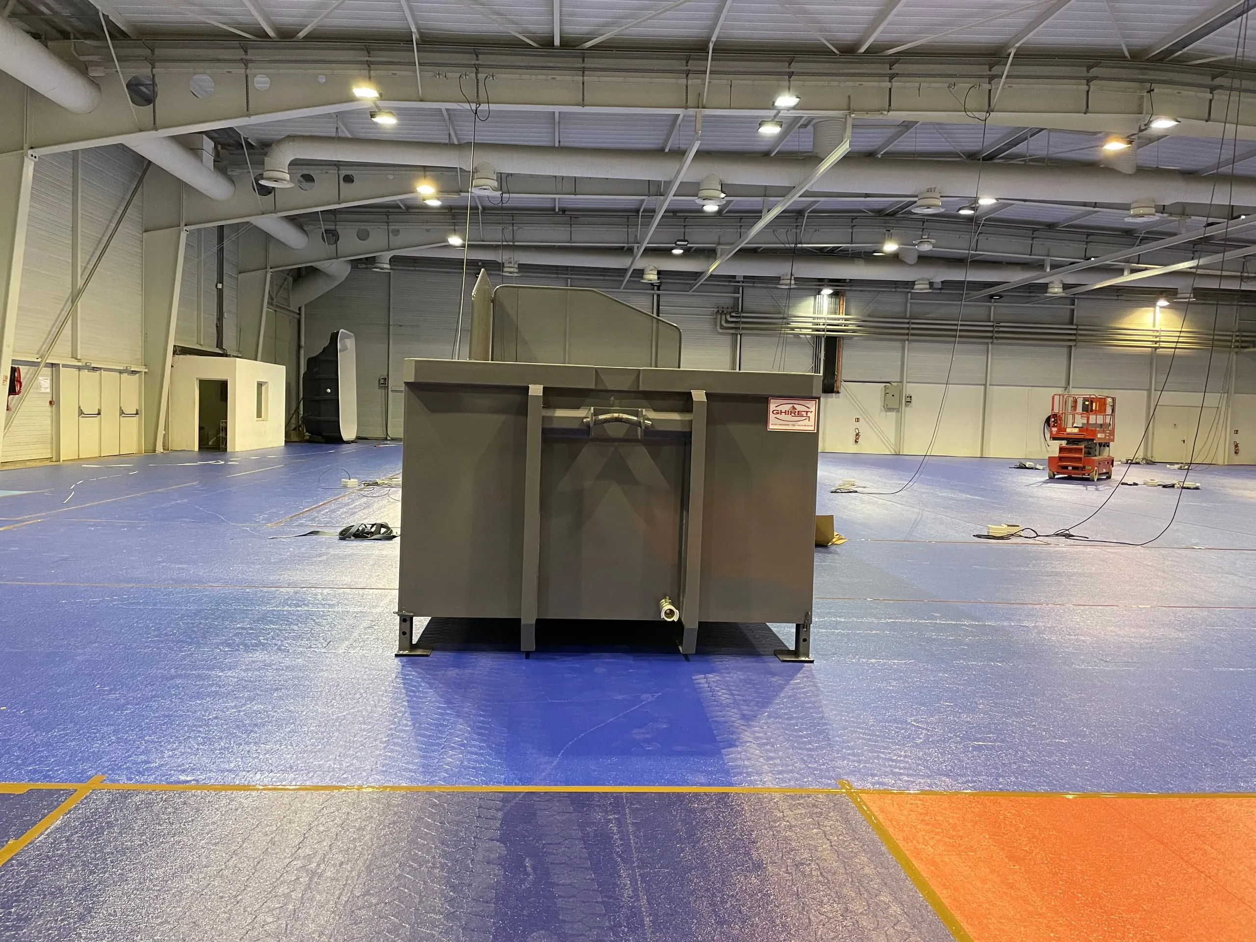 Piscine container mobile Trident vue de face arrière, halle sportive