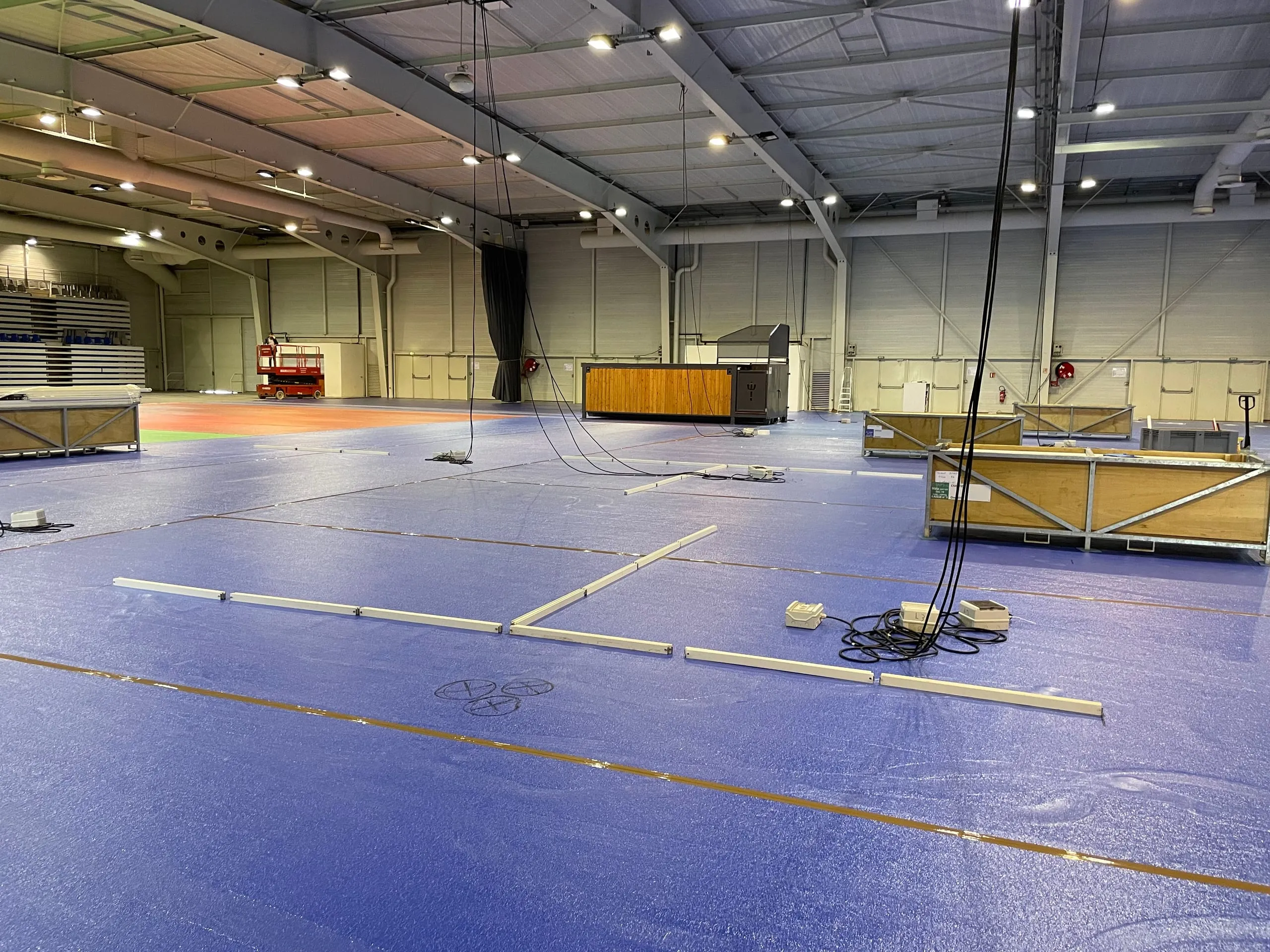 Installation complète d'une piscine container mobile Trident dans une halle sportive, vue d'ensemble