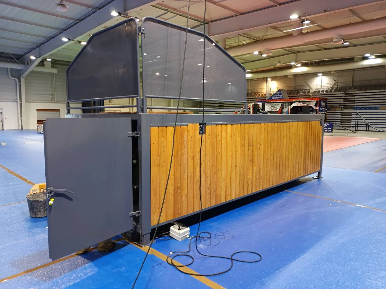 Piscine container mobile Trident Piscine vue de côté dans une salle omnisports, installation intérieure